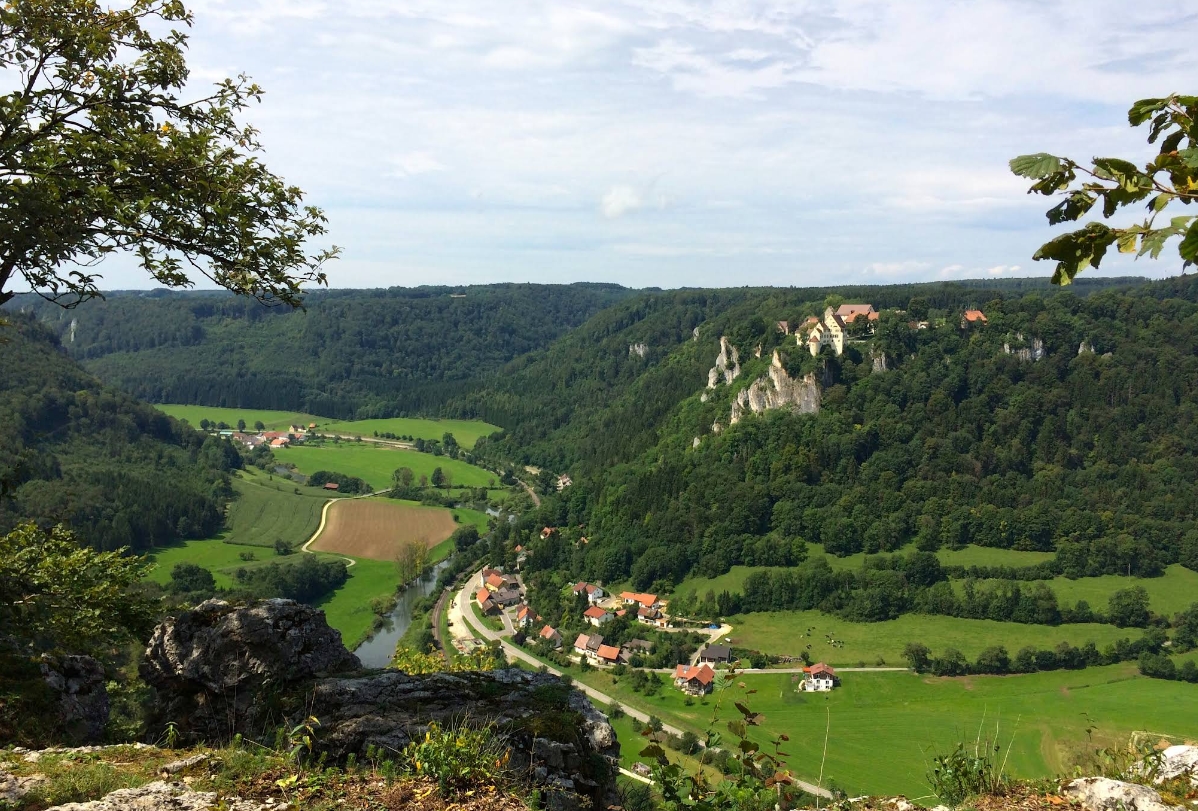 Schloss Werenwag Schwäbische Alb Panoramablick ins Obere Donautal mit Donauschleife im Sommer