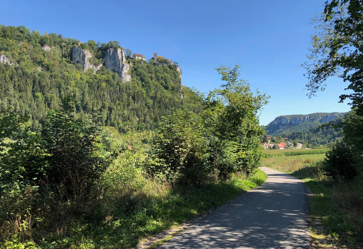 Schloss Werenwag Schwäbische Alb Wanderweg im Donautal mit Blick hinauf zur Felsenburg