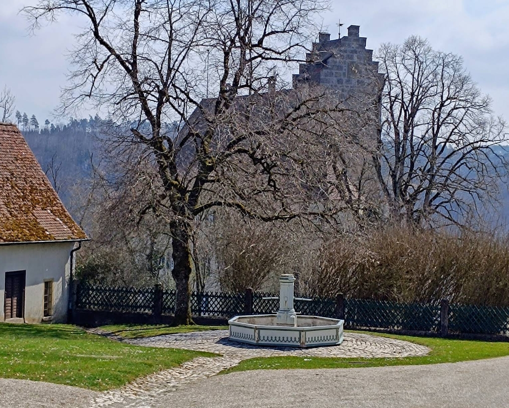 Schloss Werenwag Schwäbische Alb Wirtschaftshof mit Brunnen und Bergfried im Winter