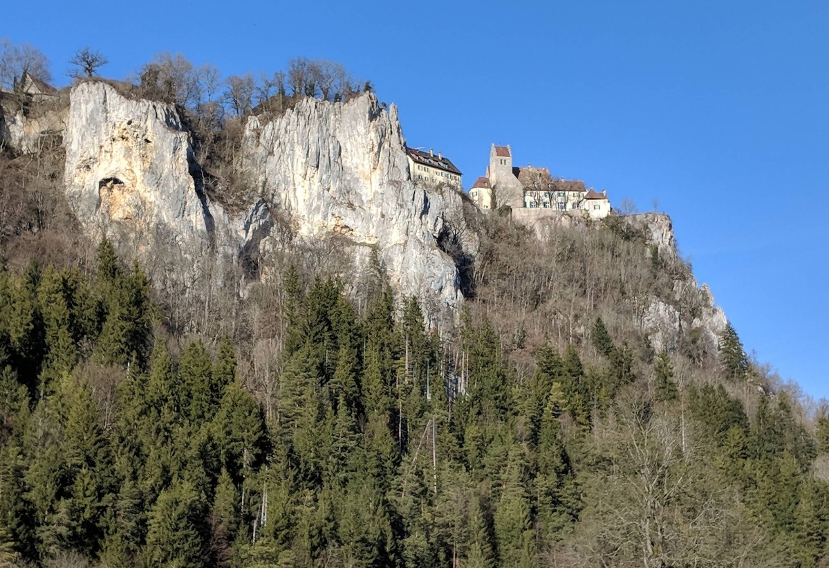 Schloss Werenwag Schwäbische Alb auf senkrechtem Kalkfelsen im Oberen Donautal Frontalansicht