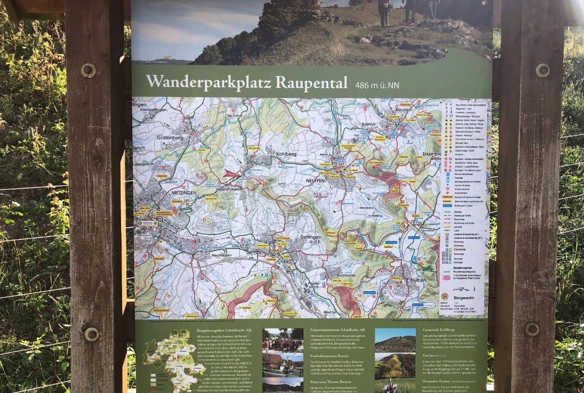 Wanderparkplatz-Infotafel Raupental mit Karte der Jusi-Region