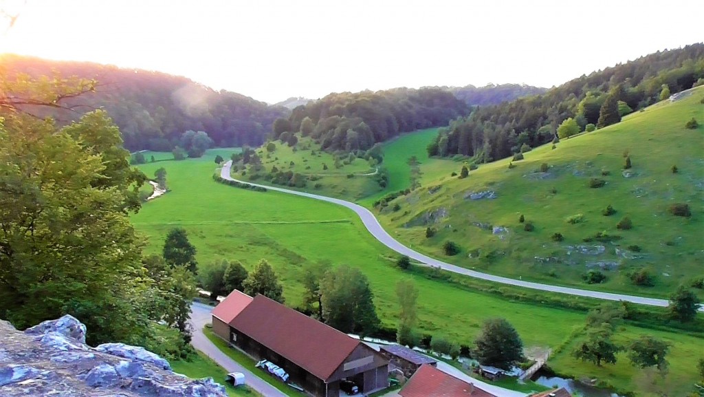 Der Blick auf Bichishausen und das Große Lautertal im Sonnenuntergang