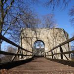 Über die Holzbrücke in die Burgruine