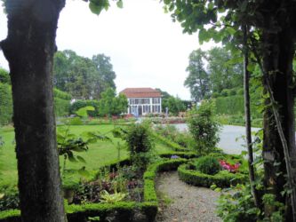 Heckengarten mit Lusthaus Heckengarten mit Lusthaus