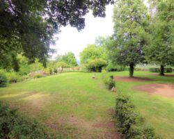 Der Vorhof mit Garten Der Vorhof mit Garten