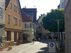 Einkaufsstrasse mit Unterkünften