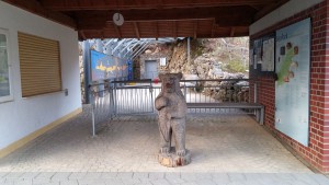 Bärenstatue vor der Höhle