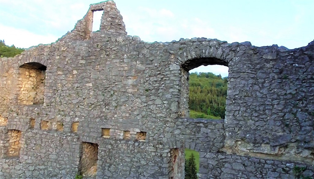 Auf dem Hof der Burgruine