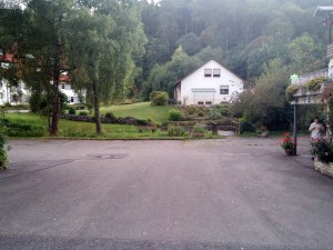 Kleiner Park vor dem Hotel in idyllischer Lage