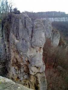 Kletterfelsen vor der Ruine