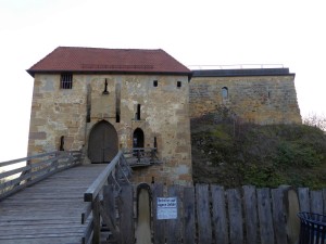 Zum Innenhof der Burg